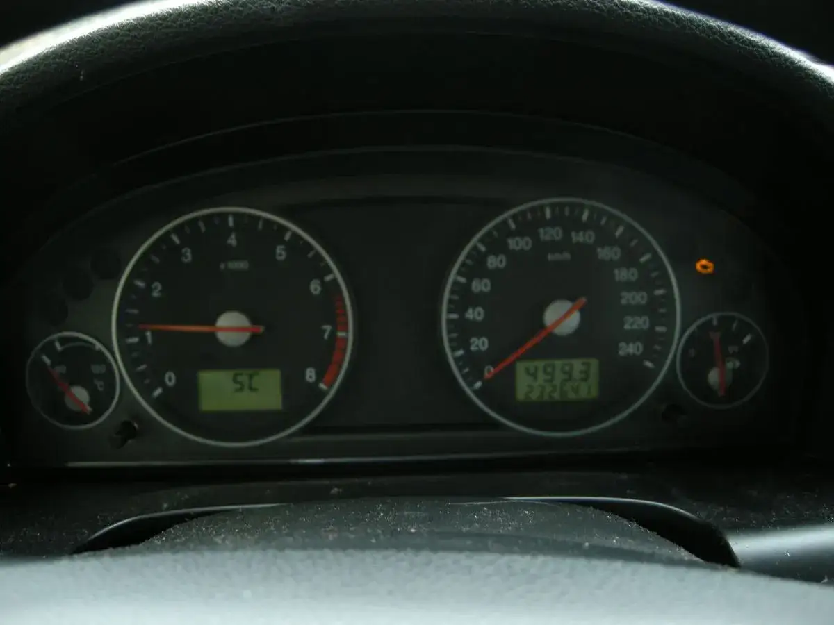 Deska rozdzielcza Forda z zapalonym kontrolką silnika, błędem DTC P1131. Przebieg 232641 km.
