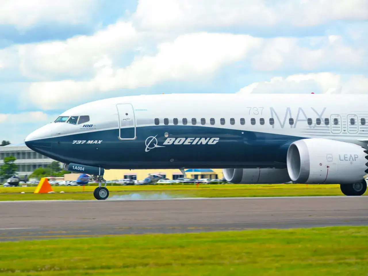 Boeing 737 MAX, jeden z nowoczesnych rodzajów samolotów pasażerskich, kołuje po pasie startowym.