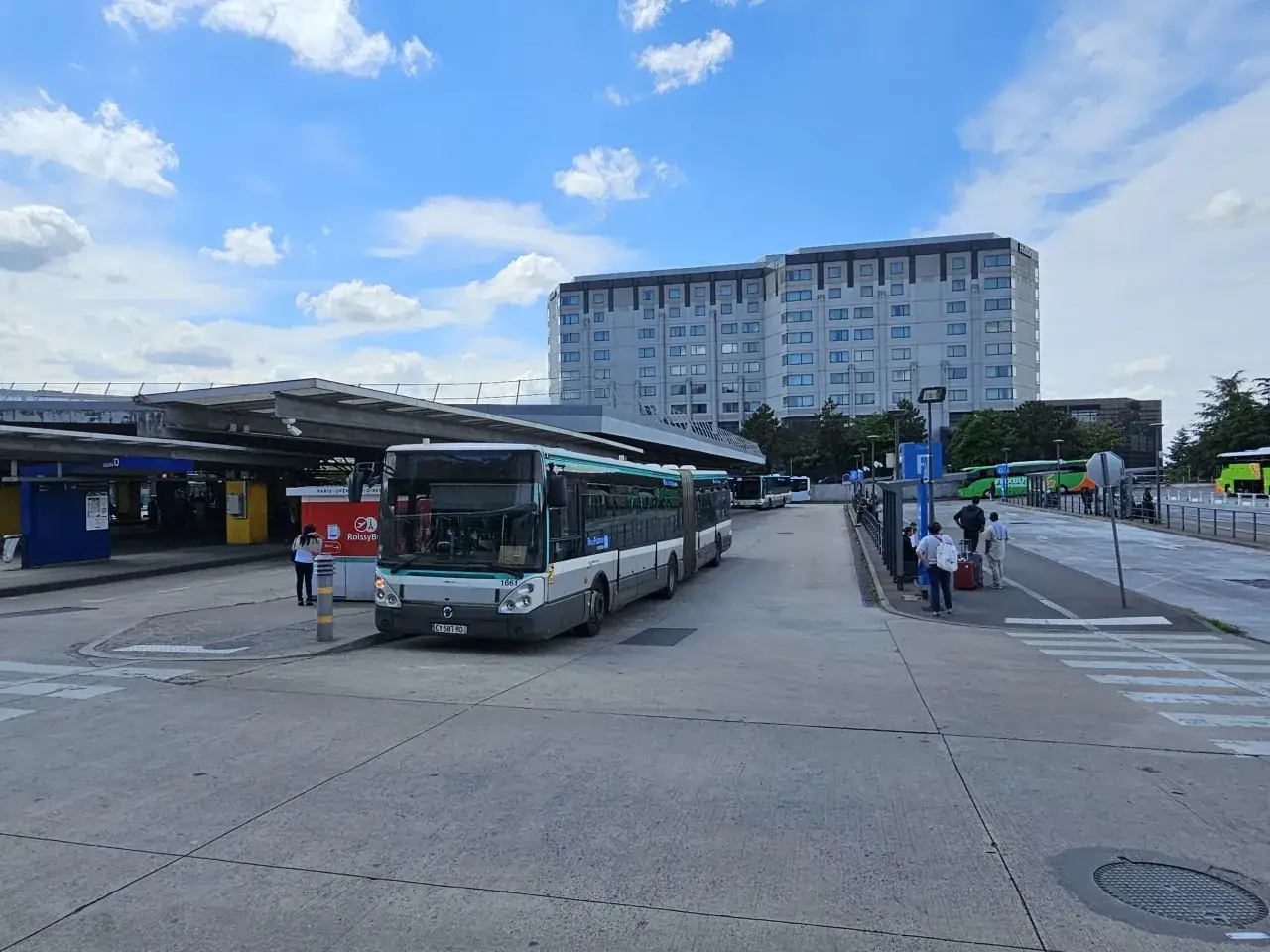 Paryż lotnisko Charles de Gaulle: autobusy czekają na pasażerów, ułatwiając dojazd do centrum.