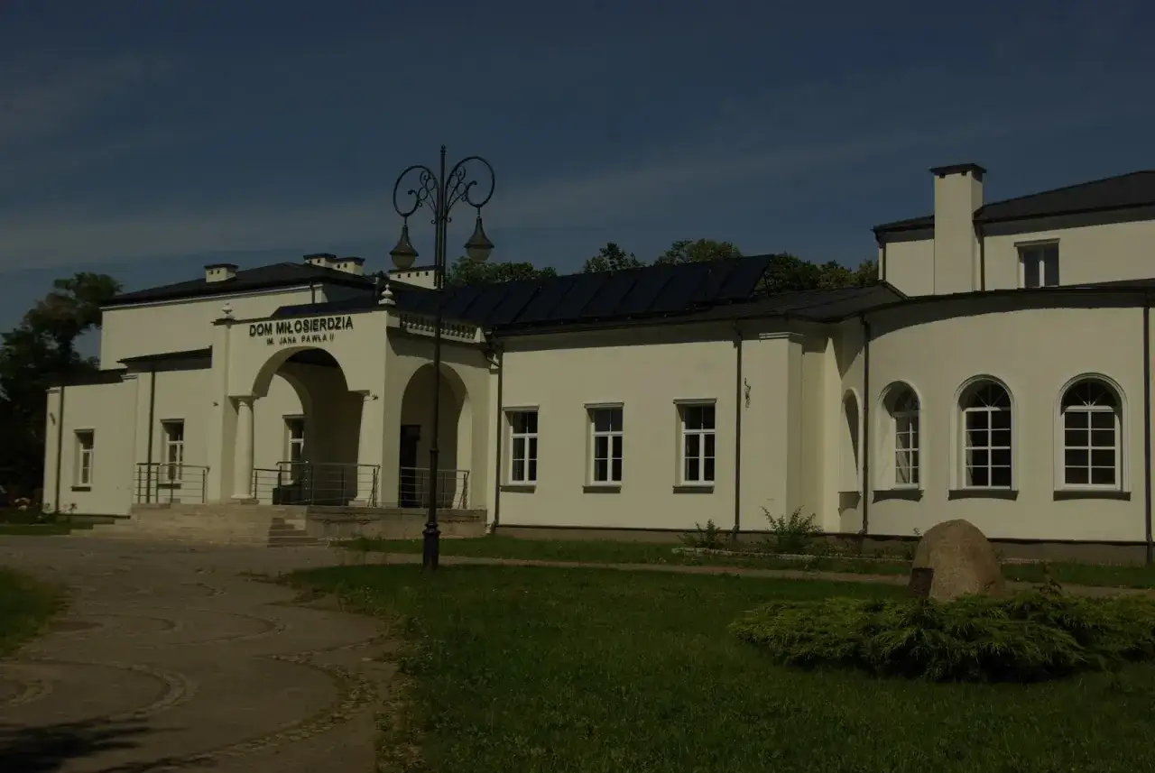 Dom Miłosierdzia im. Jana Pawła II w Sokołowie Podlaskim, jedna z atrakcji miasta, z charakterystycznym łukowym wejściem i ozdobną latarnią.