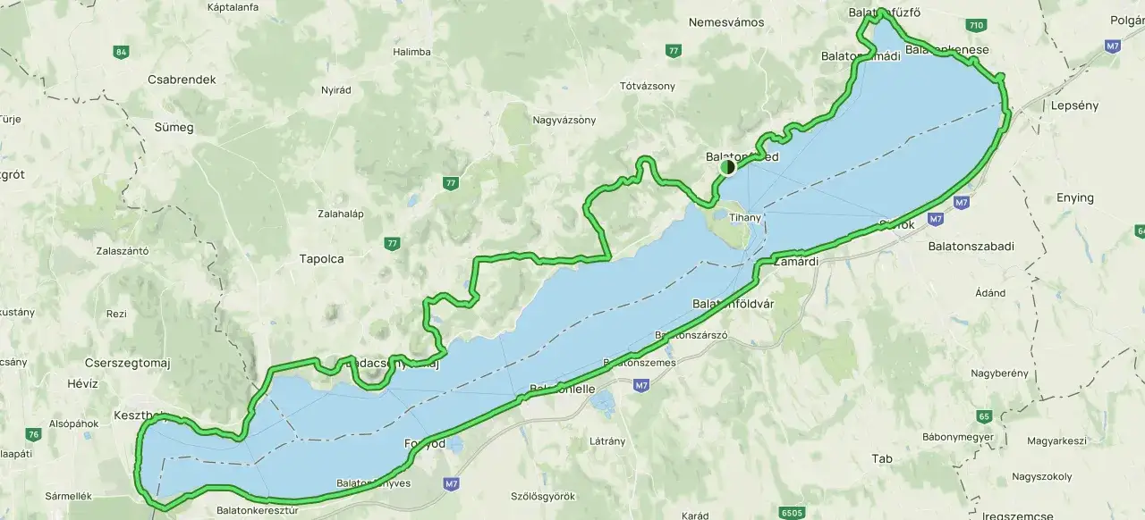 Mapa pokazuje, gdzie jest Balaton, z zaznaczoną trasą rowerową wokół jeziora i nazwami miejscowości jak Keszthely, Tihany, Balatonfüred.