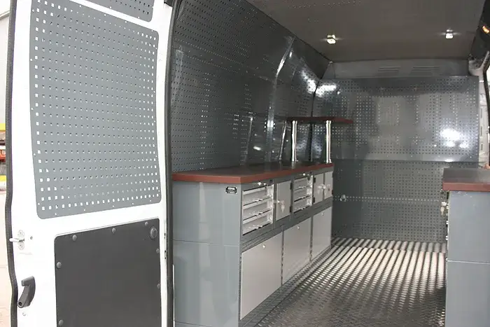 wnętrze mobilnego warsztatu samochodowego