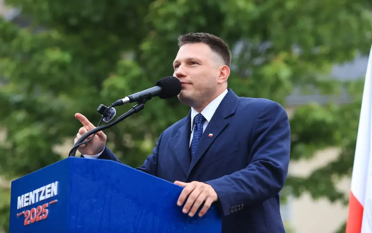 Słuchajcie, dlaczego w sondażach Konfederacja notuje dwucyfrowy wynik wśród najmłodszych wyborców? Mężczyzna w garniturze przemawia zza mównicy z napisem