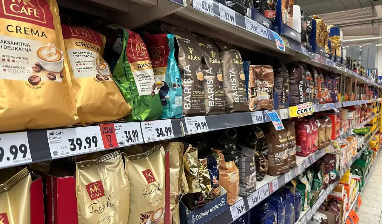 Półki sklepowe uginają się od opakowań kawy, prezentując najpopularniejsze marki kawy w Polsce, od MK Cafe po Tchibo.