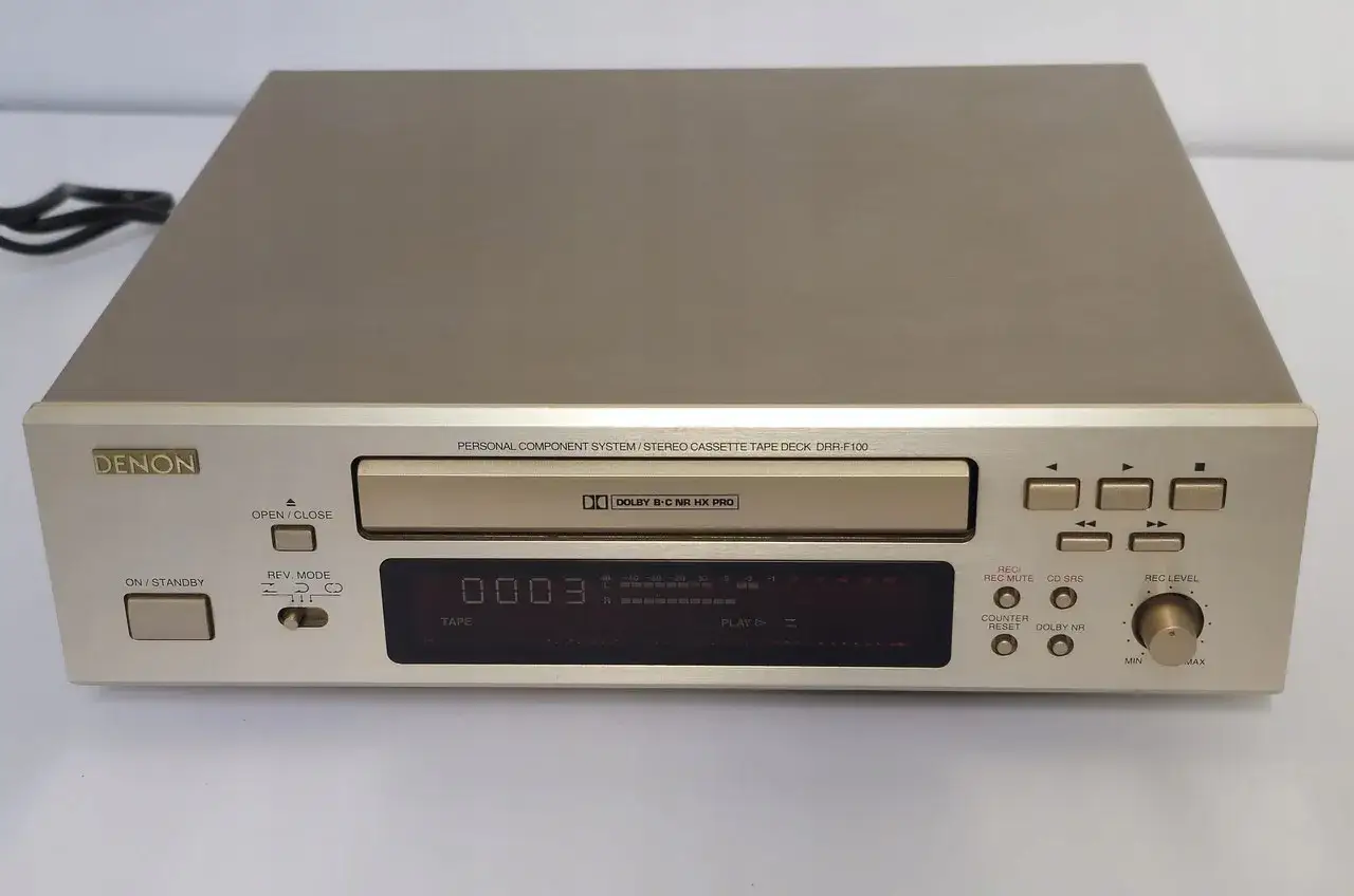 Denon DRR-F100 z Dolby B-C NR HX PRO. Klasyczny magnetofon kasetowy stereo, gotowy do odtwarzania Twoich ulubionych nagra.
