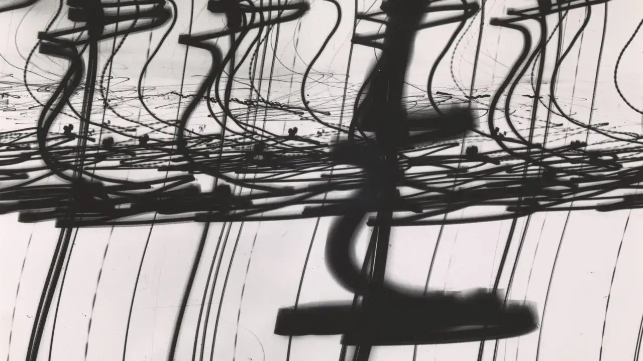 Linee astratte e curve in movimento, un'esplorazione visiva che ricorda le sperimentazioni di Alvin Langdon Coburn.