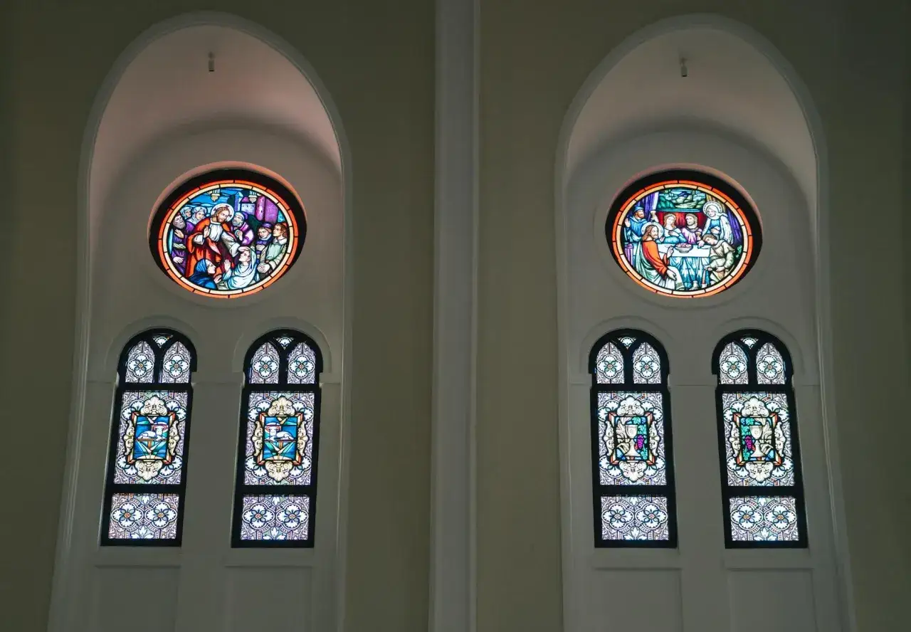 Witraże w kościele, przedstawiające sceny biblijne i symbole religijne, to piękny przykład młodej polskiej sztuki sakralnej.