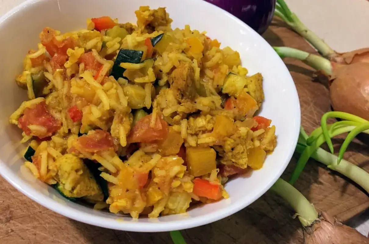 gotowy ryż z curry, sypki ryż z kurczakiem i warzywami