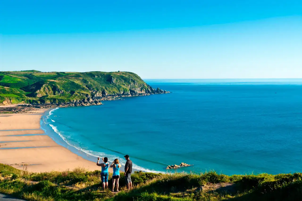 Vue panoramique de Gouville-sur-Mer : des activités à découvrir sur cette côte verdoyante et sa plage de sable fin.