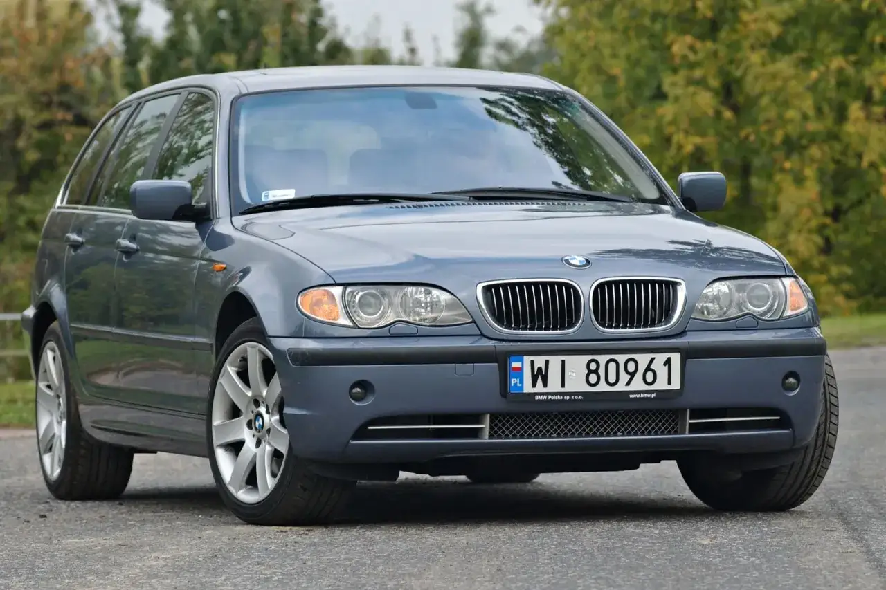 Szary sedan BMW E46 z tablicą WI 80961, gotowy do drogi.