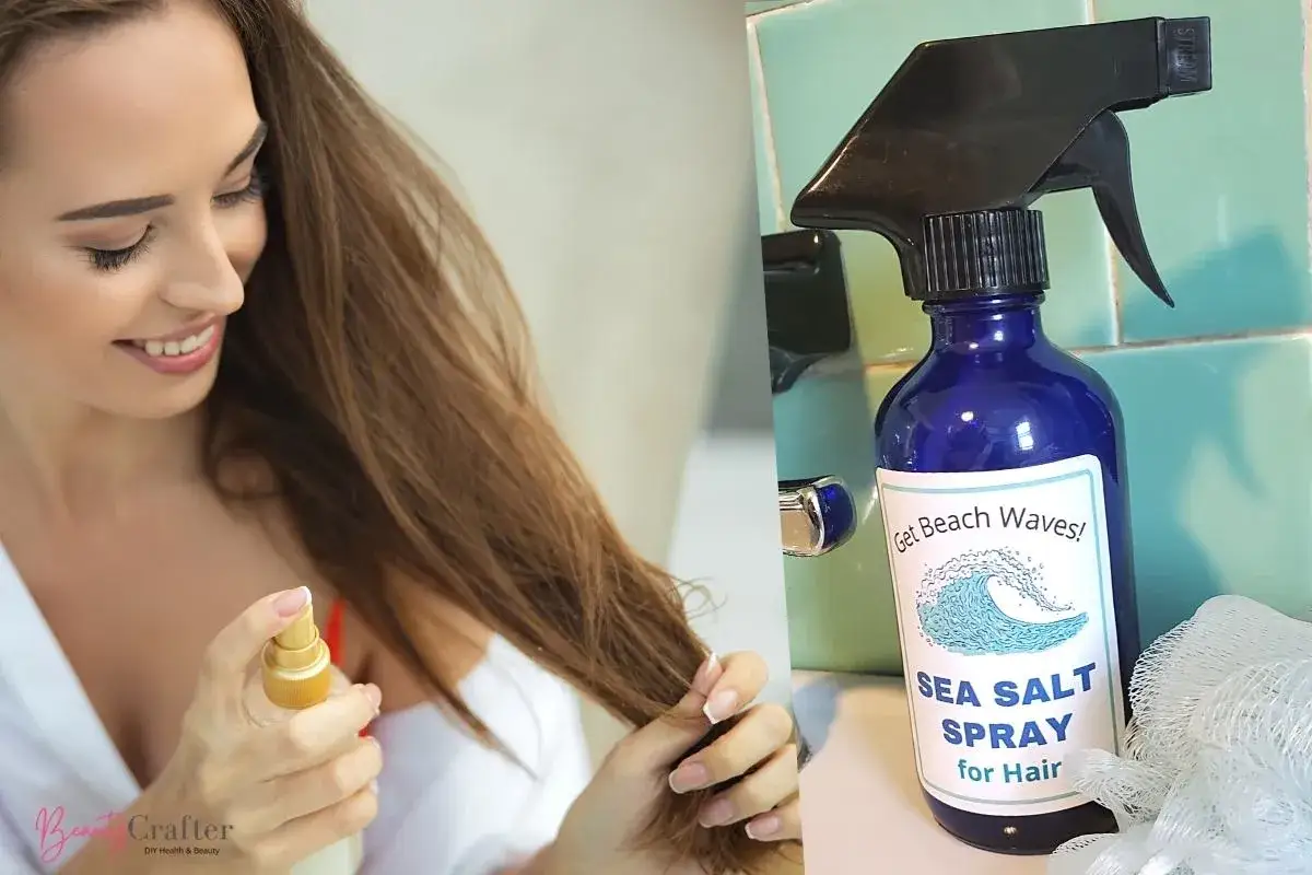 Kvinna sprayar sitt hår med hemmagjord saltvattenspray för att få strandvågor. En flaska med texten