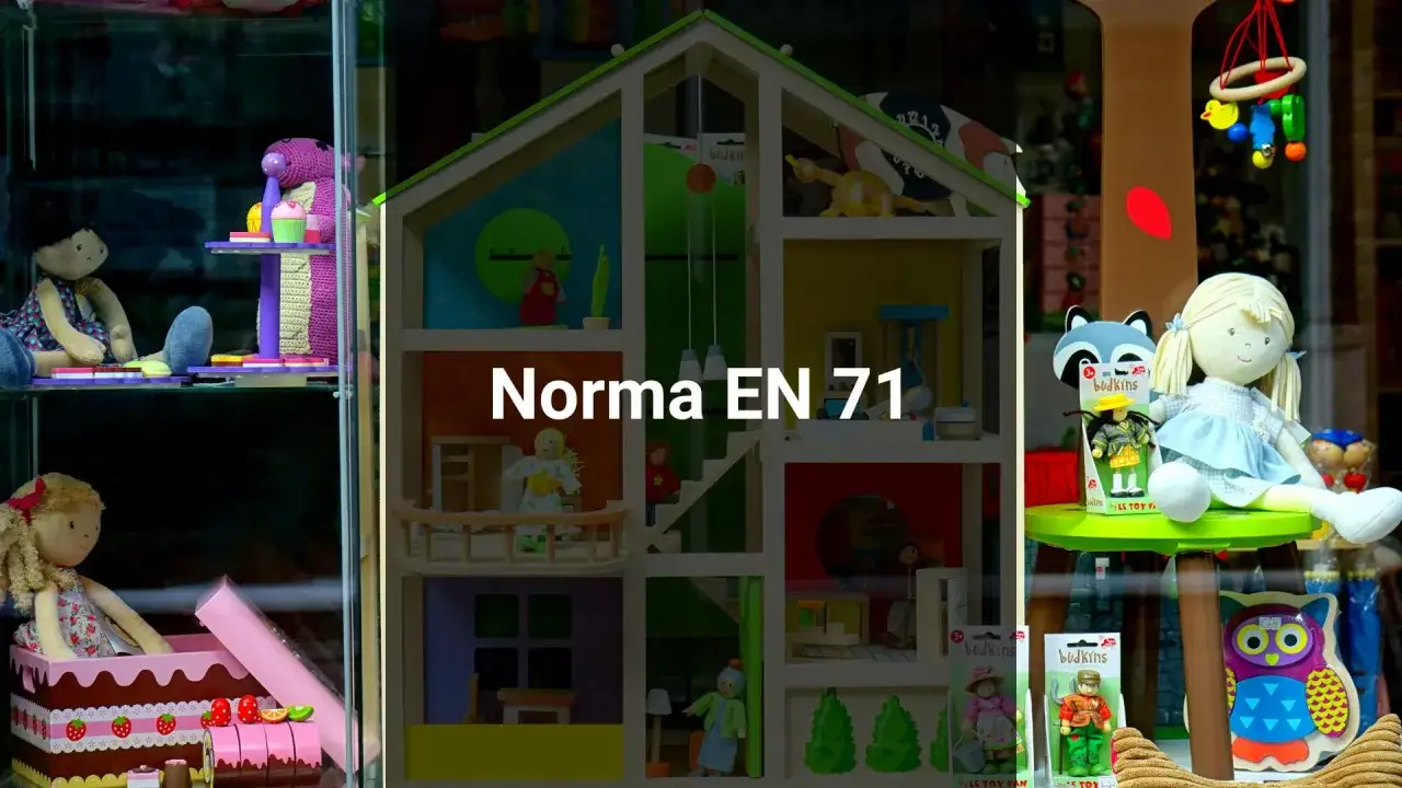 Domek dla lalek z zabawkami, spełniający normę EN 71. Wśr&oacute;d nich lalki, pluszaki i akcesoria.
