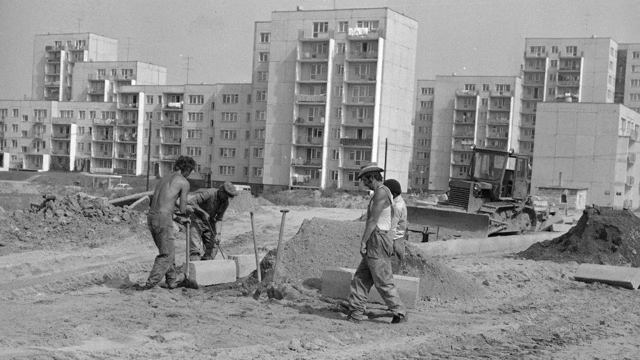 Budowa osiedla w latach 80. Zastanawiasz się, ile kosztowało mieszkanie w tamtych czasach? Robotnicy pracują przy blokach.