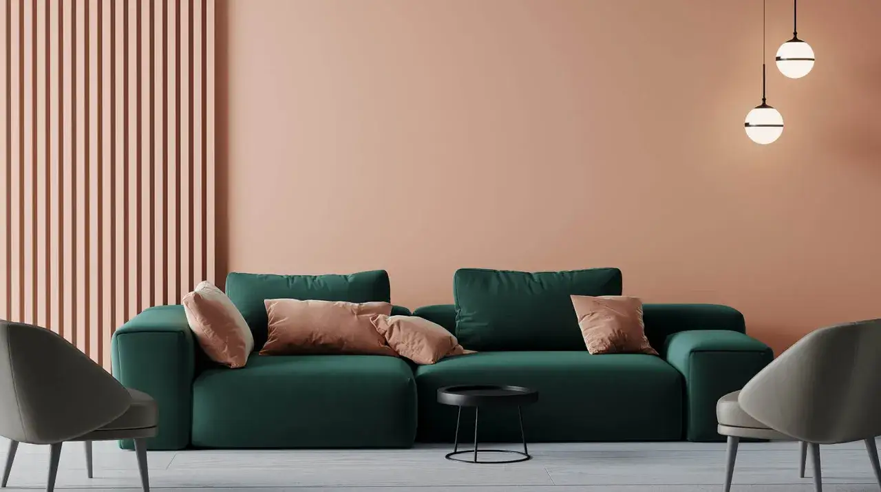 Nowoczesny salon z butelkową zieloną kanapą i brzoskwiniową ścianą. Modne kolory farb do pokoju tworzą przytulną atmosferę.