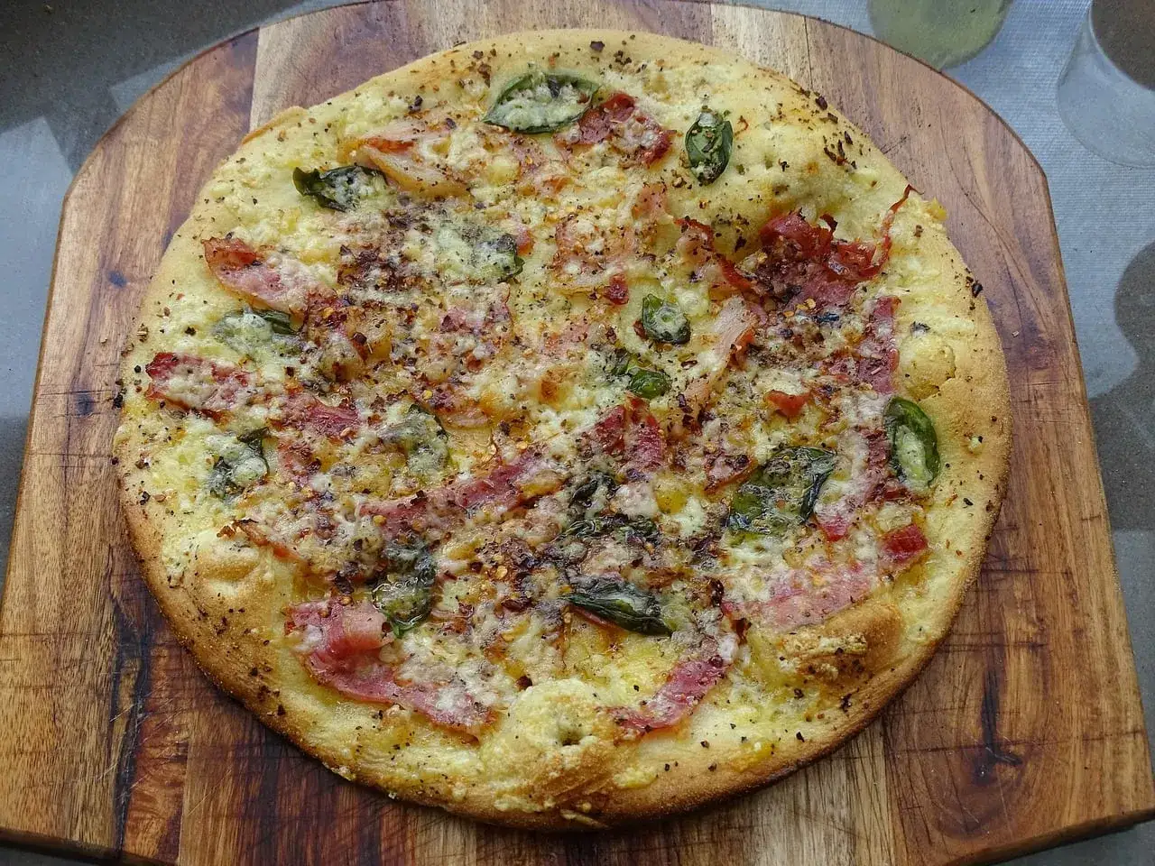 Pizza bianca z szynką, serem i zielonymi papryczkami. Pyszna, chrupiąca, idealna na szybki obiad.
