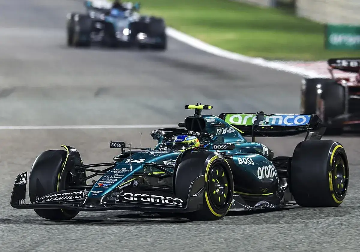 Coche Aston Martin verde compitiendo en la pista, con otros coches detrás. El piloto se siente libres 3.