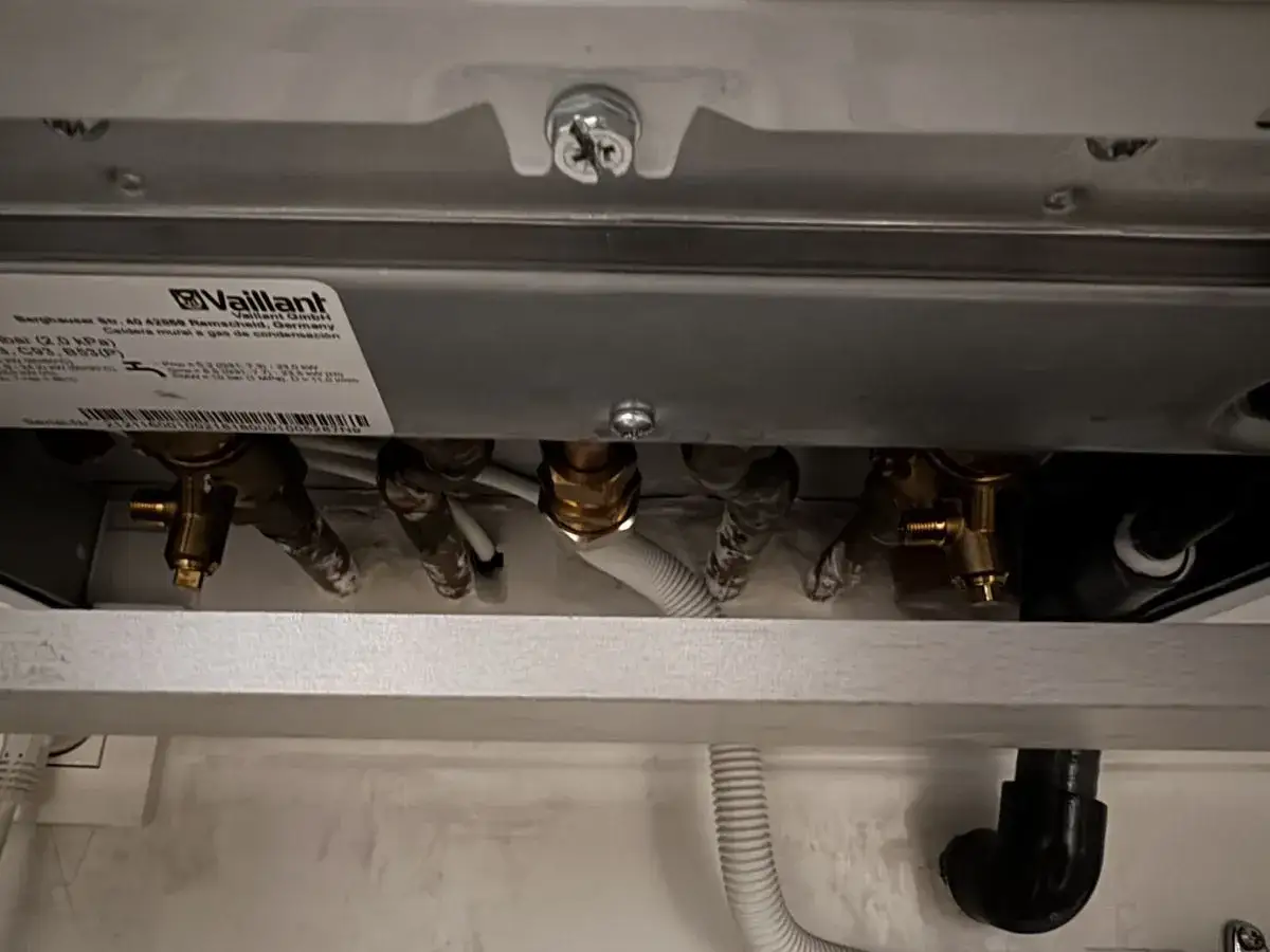 Zawory przy piecu Vaillant Ecotec Plus. Tu znajdziesz instrukcję, jak dolać wody do pieca.