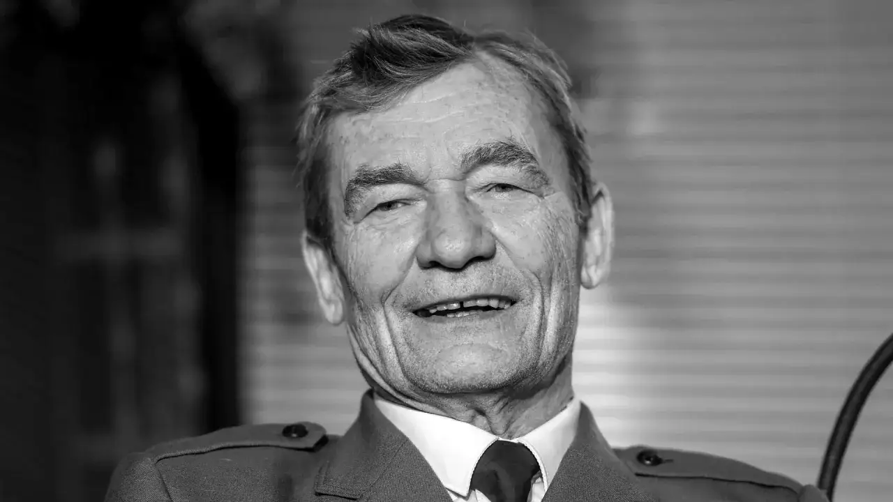 Uśmiechnięty Krzysztof Kiersznowski. Wiele osób zastanawia się, krzysztof kiersznowski na co zmarł, ale jego postać żyje w pamięci widzów.
