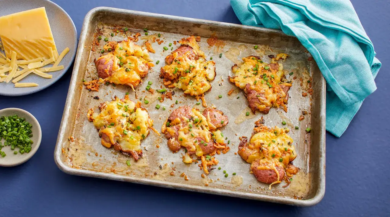 Smashed potatoes med ost, krispiga och gyllene, toppade med färska örter. En härlig sidorätt som passar till det mesta.