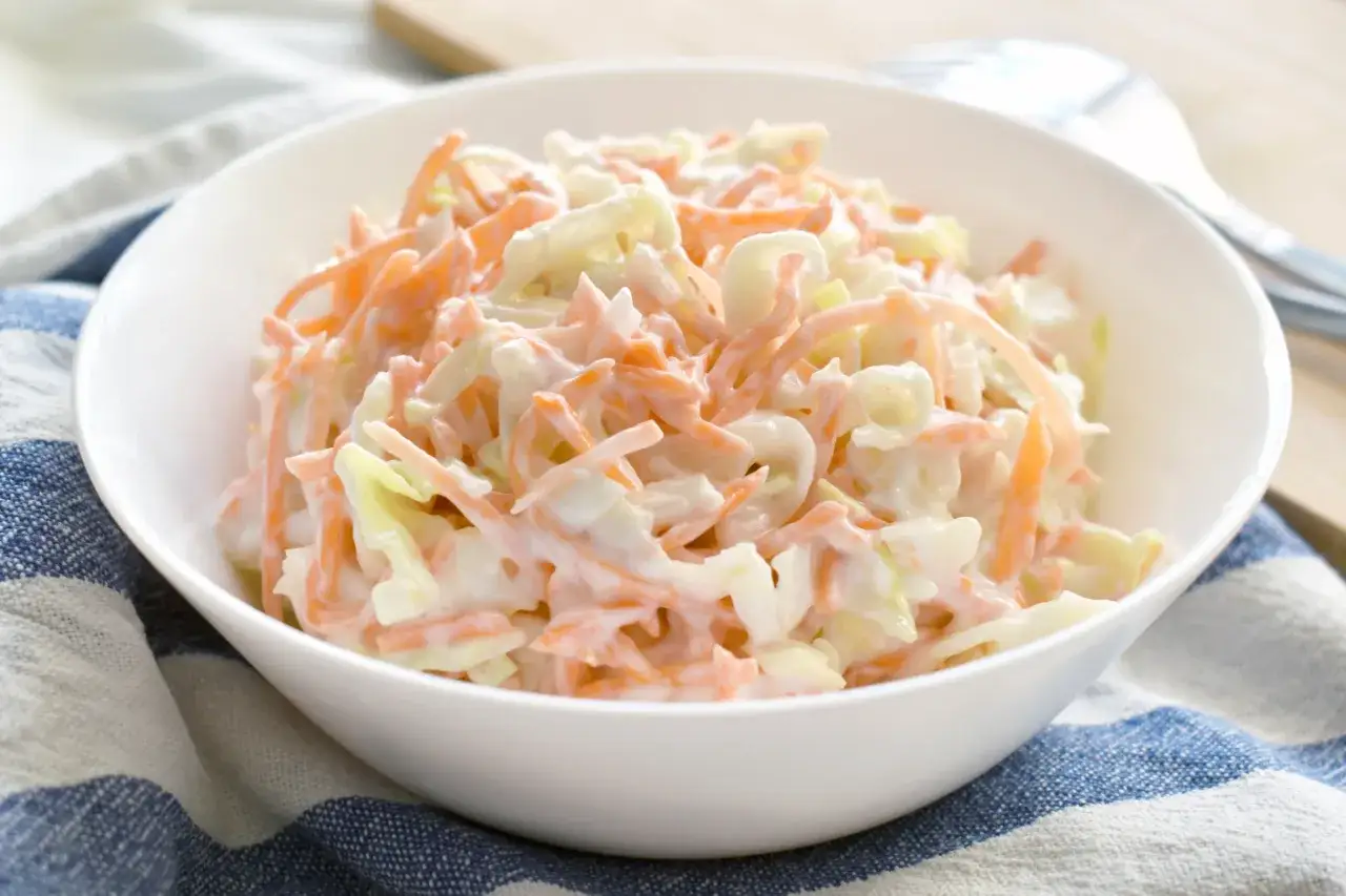 Kr&auml;mig coleslaw med strimlad vitk&aring;l och morot, perfekt till grillat. Ett enkelt coleslaw recept f&ouml;r alla tillf&auml;llen.