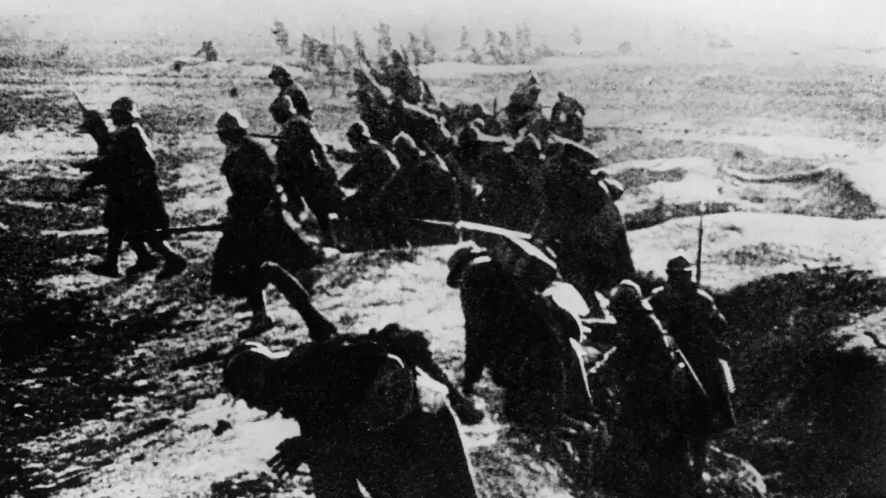 Soldaten stürmen über ein Schlachtfeld. Ein eindringliches Bild, das die Brutalität des Ersten Weltkriegs zusammenfasst.