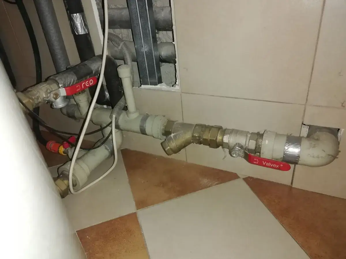 Instalacja hydrauliczna z zaworami, być może problem ze słabe ciśnienie ciepłej wody.