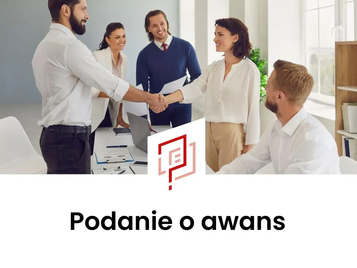 Uśmiechnięci pracownicy gratulują sobie awansu. Wzór podania o awans stanowiskowy.