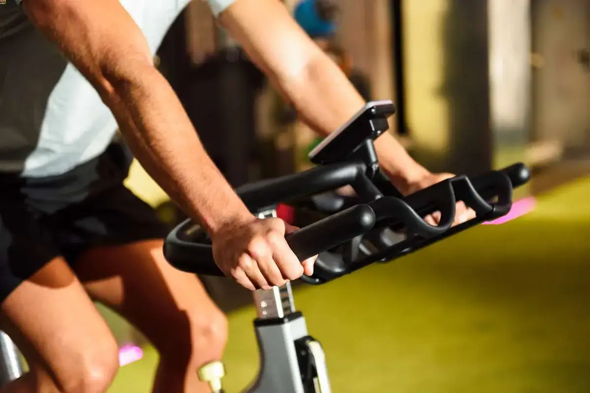 Intensywny trening na rowerze stacjonarnym. Czy jazda na rowerze odchudza? Tak, to świetny sposób na spalanie kalorii i poprawę kondycji.