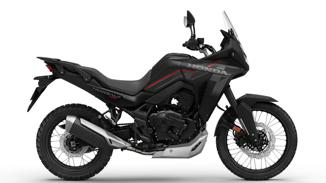 Honda Transalp 750 nera, con dettagli rossi. L'altezza sella è pensata per un'ottima maneggevolezza.