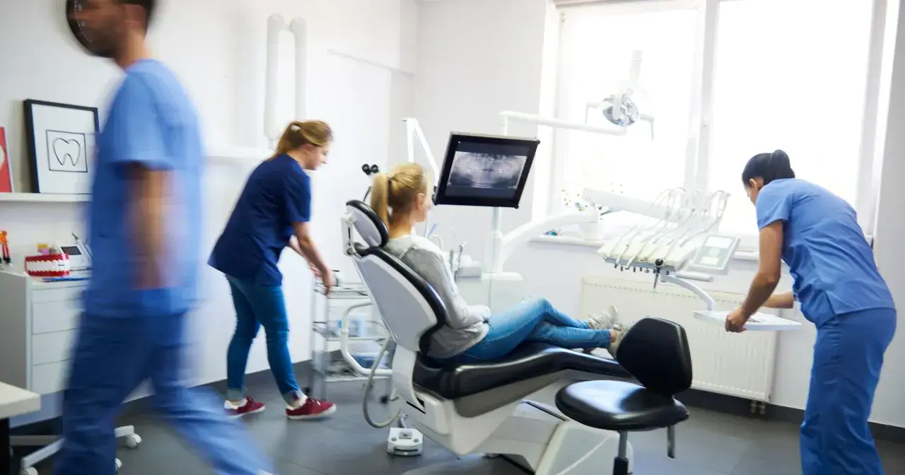 Dentysta w gabinecie prywatnym i dentysta w przychodni NFZ r&oacute;żnice