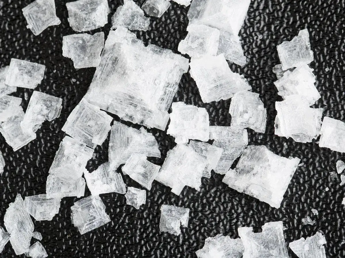Cristales de sal Maldon, con sus distintivas formas piramidales, resaltan sus propiedades únicas para realzar sabores.