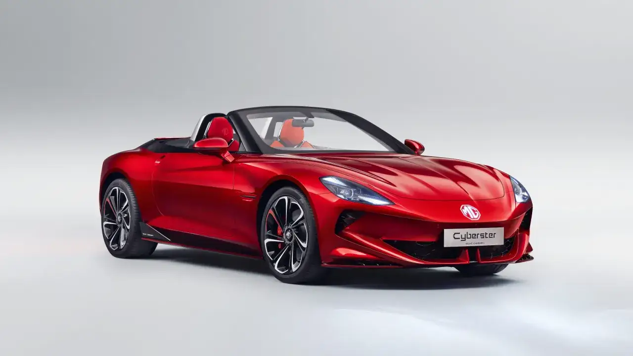 Czerwony MG Cyberster, elektryczny roadster, prezentuje sportowy design z czerwonym wnętrzem.