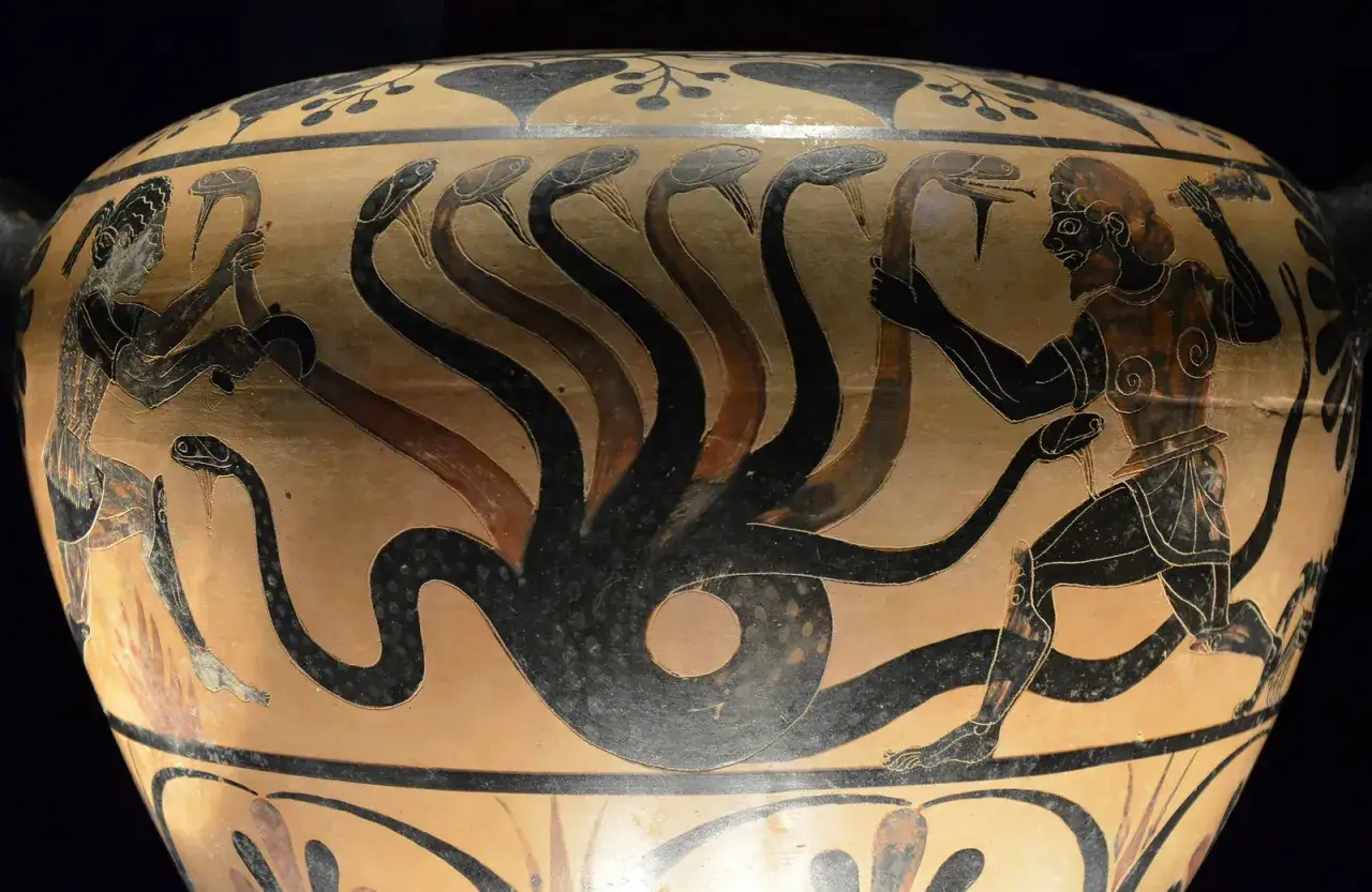 Vase antique représentant Hercule combattant l'hydre de Lerne, une créature mythologique aux multiples têtes de serpent.
