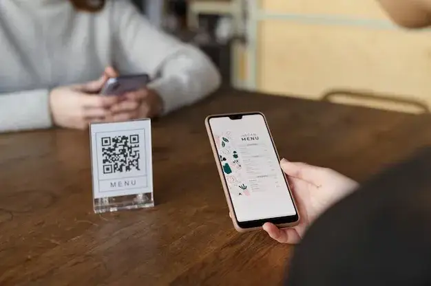 osoba skanująca zdjęcie smartfonem