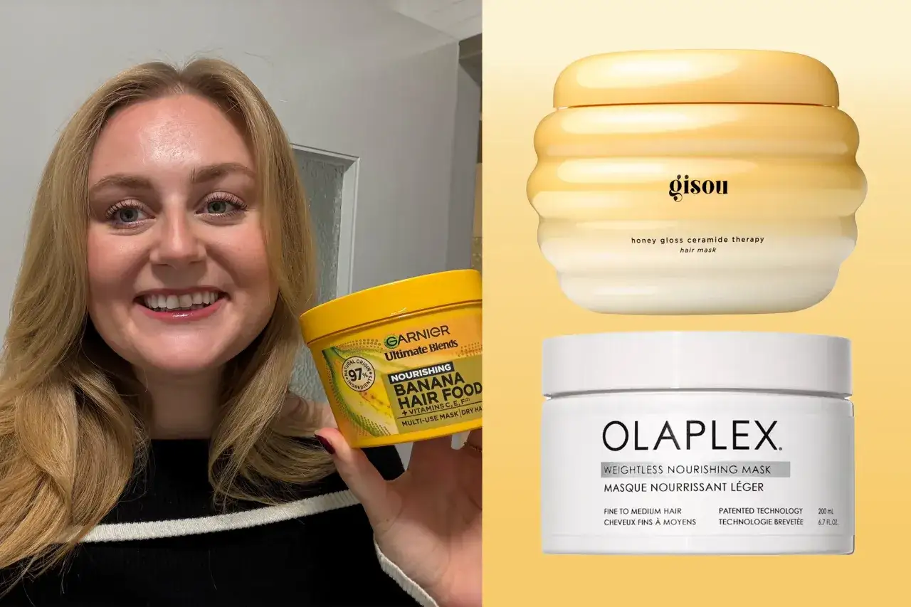 Glad kvinna h&aring;ller upp en burk med bananh&aring;rinpackning, bredvid burkar med Gisou och Olaplex h&aring;rinpackning.