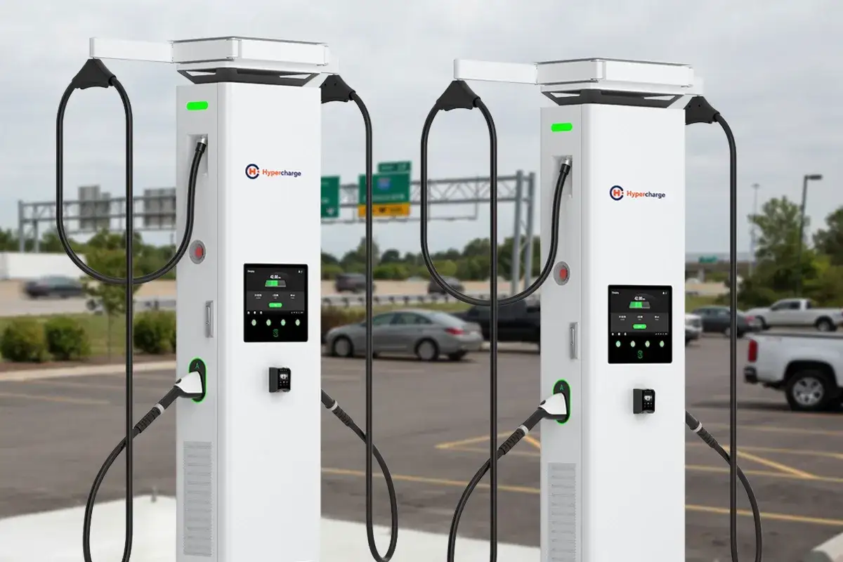 Stazioni di ricarica per il futuro delle auto elettriche, con cavi pronti per l'uso e schermi digitali.