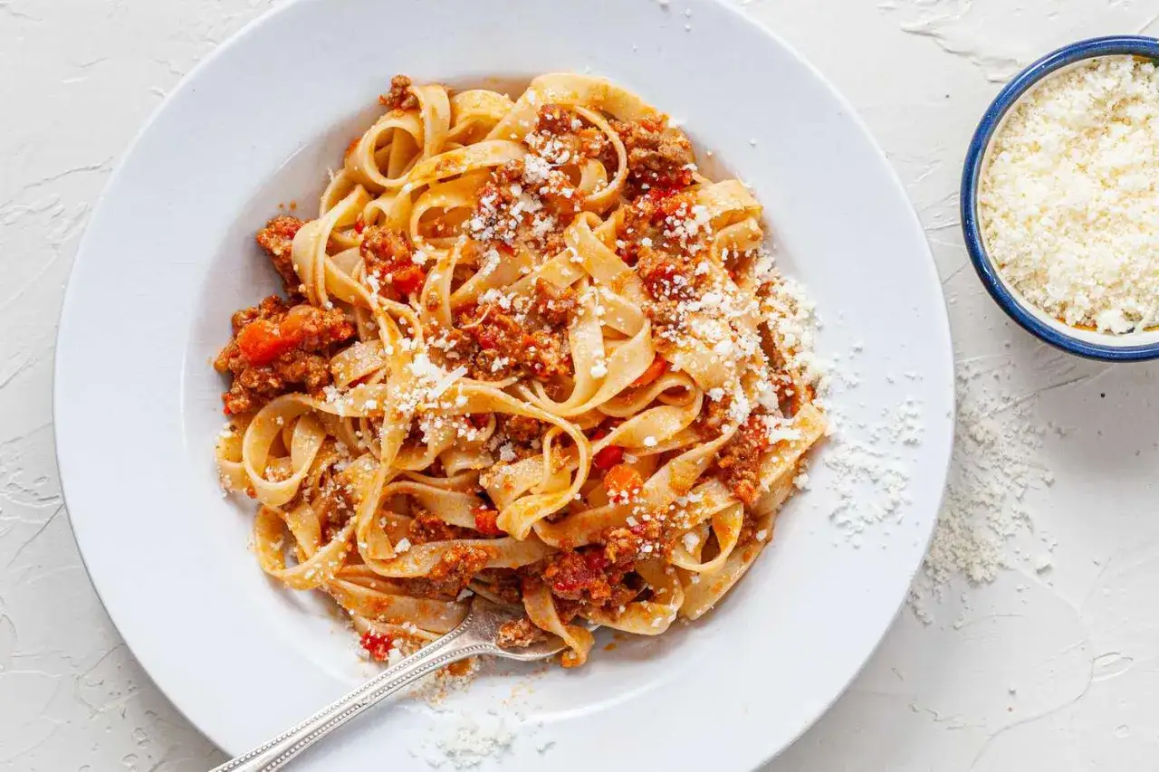 Fettuccine mit einer herzhaften Bolognese-Sauce, bestreut mit frisch geriebenem Parmesan. Ein wahrhaft beste bolognese!