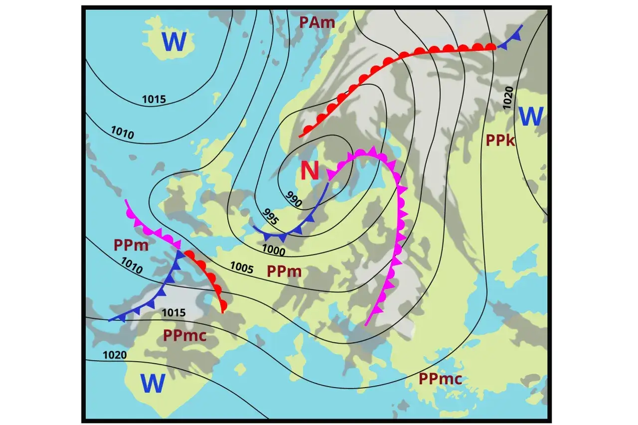 Mapa synoptyczna Europy z zaznaczonym niżem (N) i frontami, wskazująca, kiedy jest niskie ciśnienie atmosferyczne.