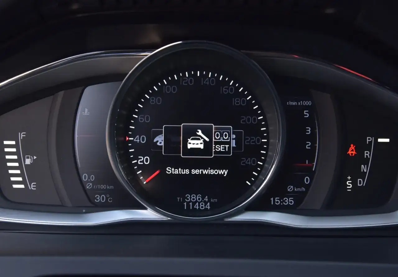 Wyświetlacz Volvo S60 pokazuje status serwisowy, ikonę klucza i samochodu, gotowy do kasowania inspekcji.