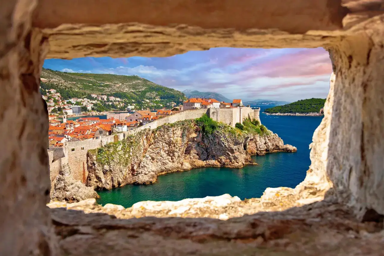 Vue sur les remparts de Dubrovnik, la mer Adriatique et les &icirc;les. Id&eacute;al pour explorer Dubrovnik et toutes les activit&eacute;s qu'elle offre.