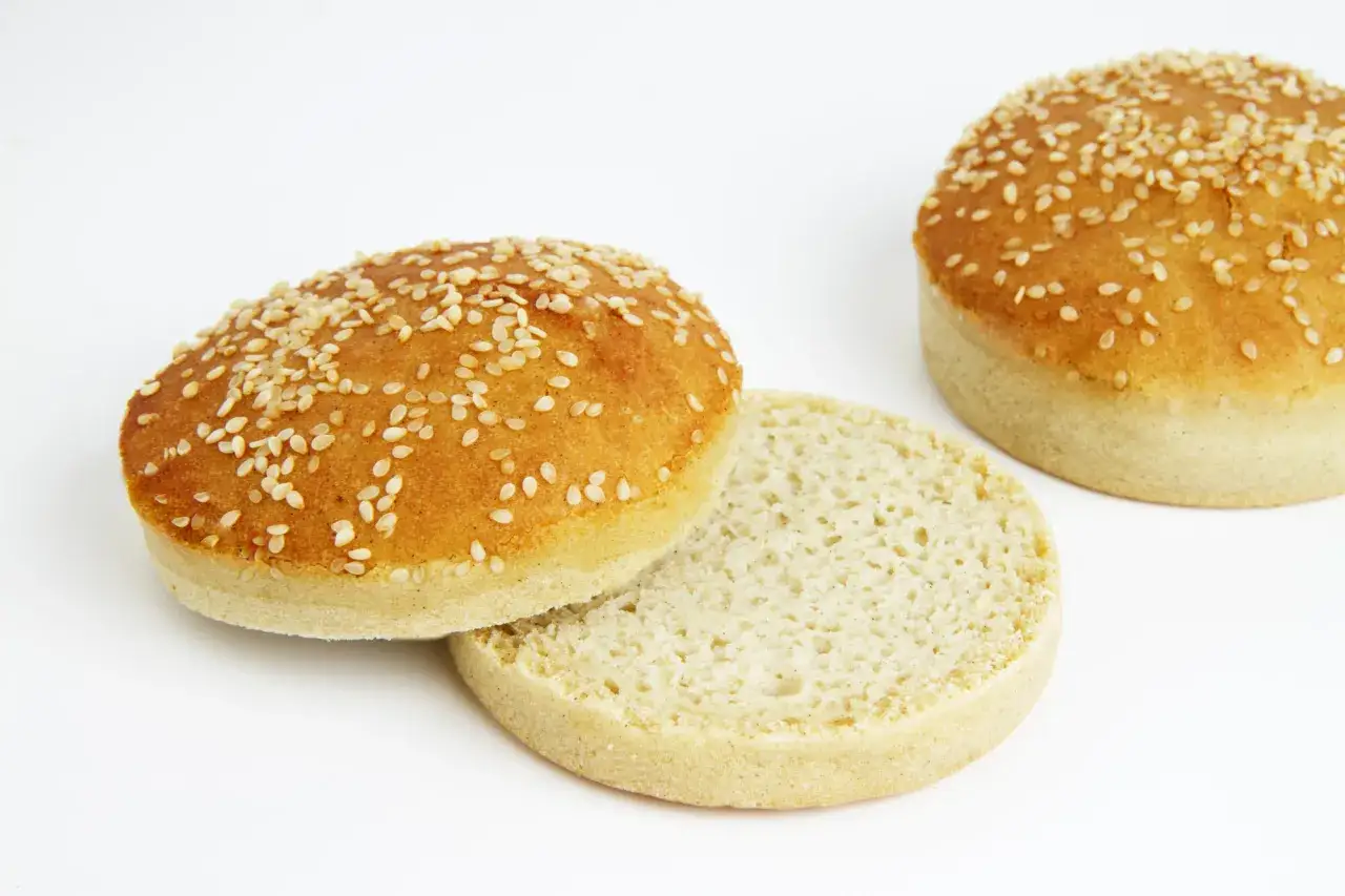Deux pains &agrave; burger sans gluten, un ouvert, parsem&eacute;s de graines de s&eacute;same. Parfait pour une recette facile.