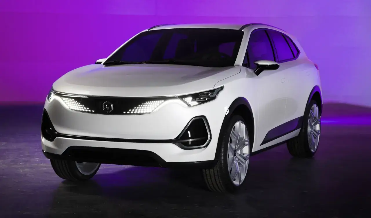Biały SUV z futurystycznym designem, oświetleniem LED i logo marki. Zapowiedź nowej ery motoryzacji w Polsce z marką Zeekr.