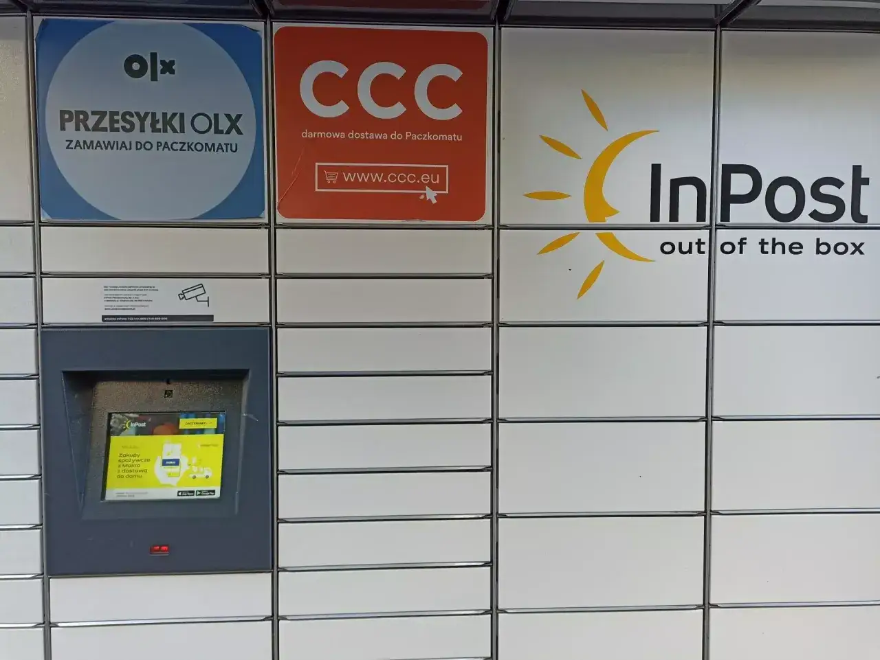 Paczkomat InPost z logo OLX i CCC. Dowiedz się, jak wydrukować etykietę z aplikacji InPost, by nadać paczkę.