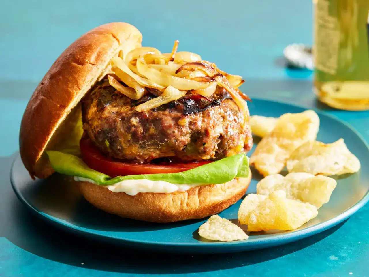 Pyszny burger z soczystą wołowiną, karmelizowaną cebulką i świeżymi dodatkami. Idealny na letni grill, oto prawdziwe burgery przepis!