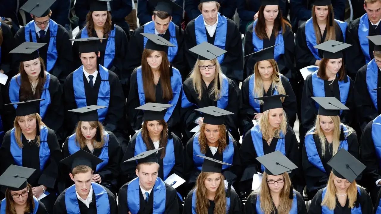 Absolventen in Talaren und Hüten, bereit für ihren Abschluss nach einem erfolgreichen Bachelor-Online-Studium.