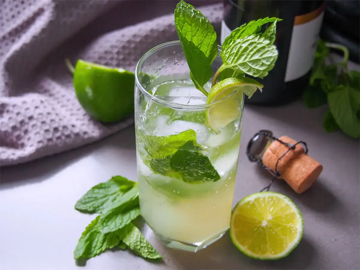 Orzeźwiający drink Hugo z miętą i limonką, idealny na lato. Zastanawiasz się, jakie prosecco do Hugo wybrać? Ten drink to dowód, że prostota jest kluczem.