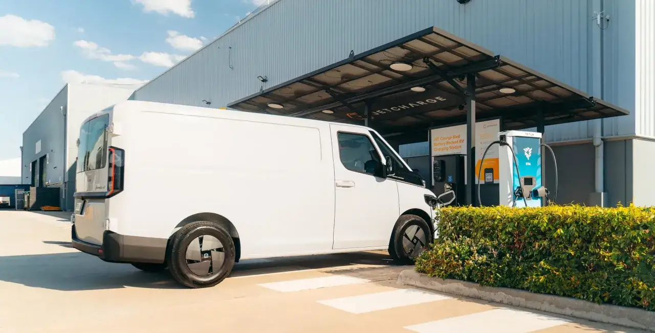 Biały Nissan e-NV200 ładuje się na stacji JET Charge.