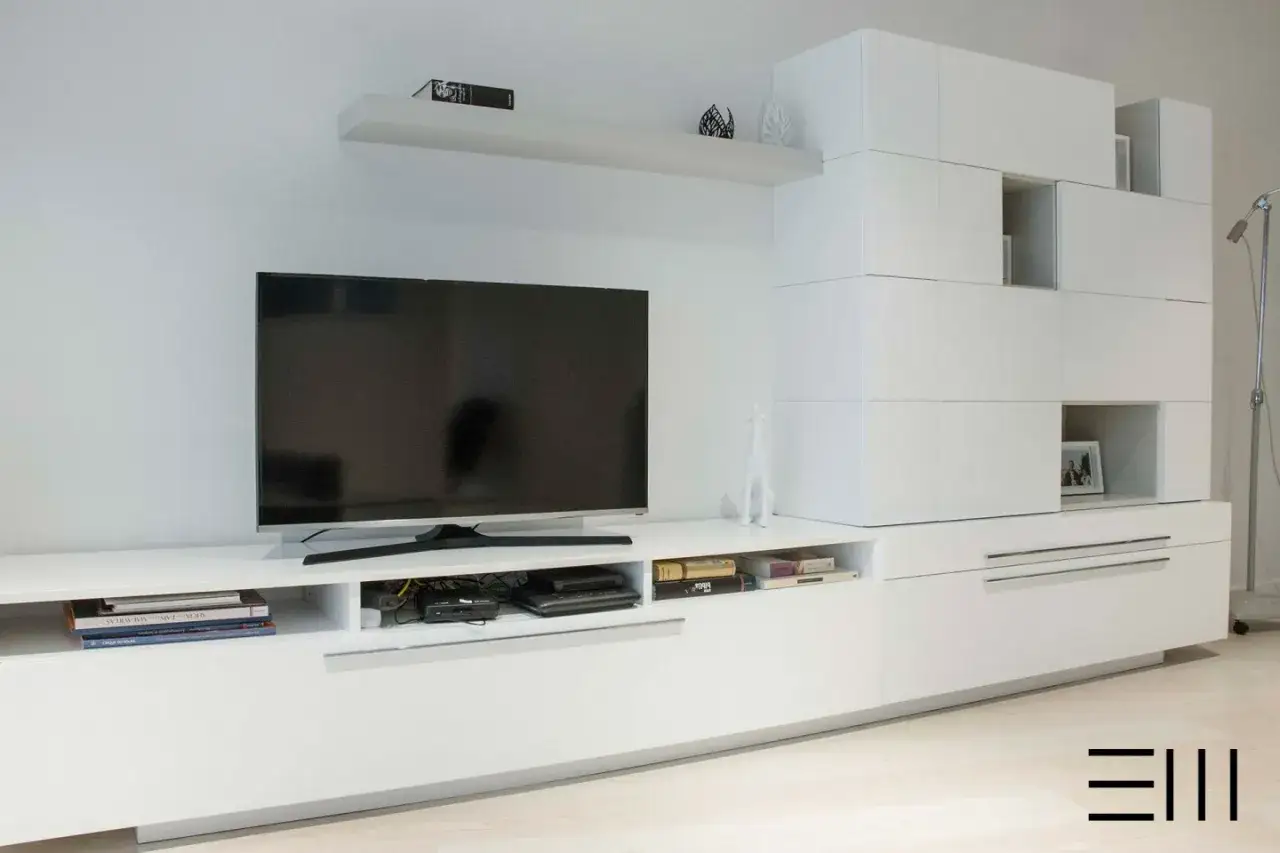 Mueble de salón blanco con TV suspendida. La altura del mueble tv suspendido es ideal para una visualización cómoda.