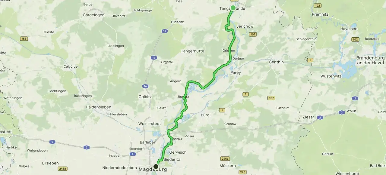 Karte zeigt den Elberadweg mit Ortschaften wie Magdeburg, Jerichow und Tangermünde. Entfernungen sind auf der Karte ersichtlich.