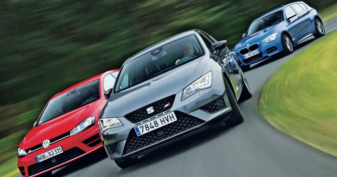Trzy sportowe samochody na torze: czerwony VW, szary Seat Leon Cupra (co to za marka?) i niebieskie BMW.